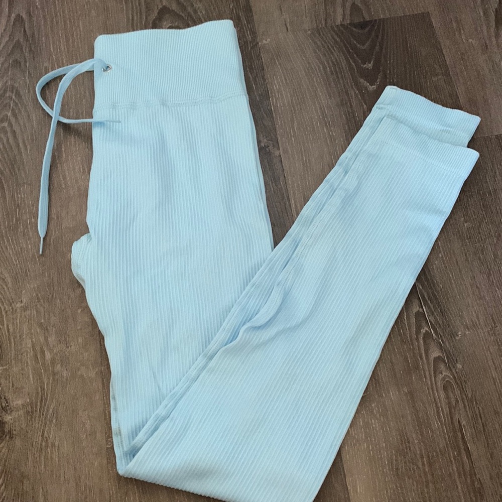 4/30⭐️ BABY BLUE SEAMLESS LEGGINGS